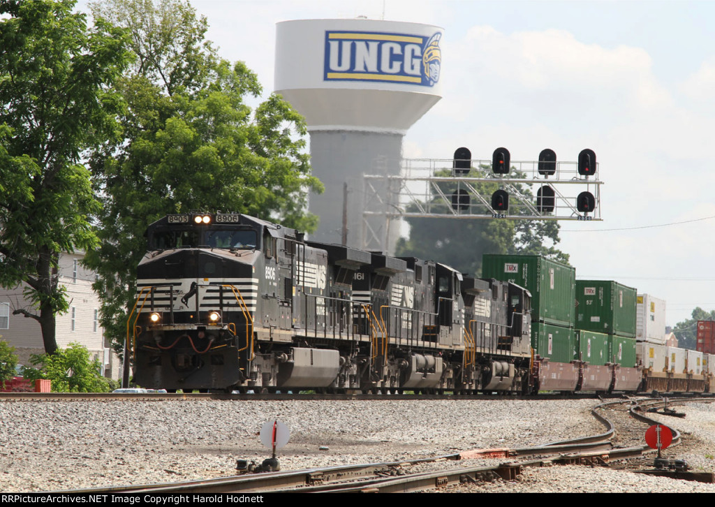 NS 8906 leads train 213 past the signals at Aycock